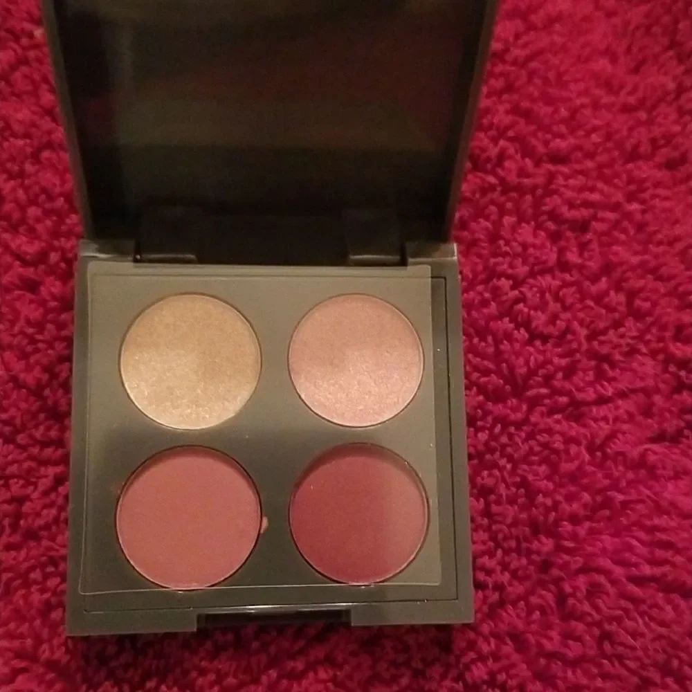 Cosmetics set with pouch - Picture 2 of 11